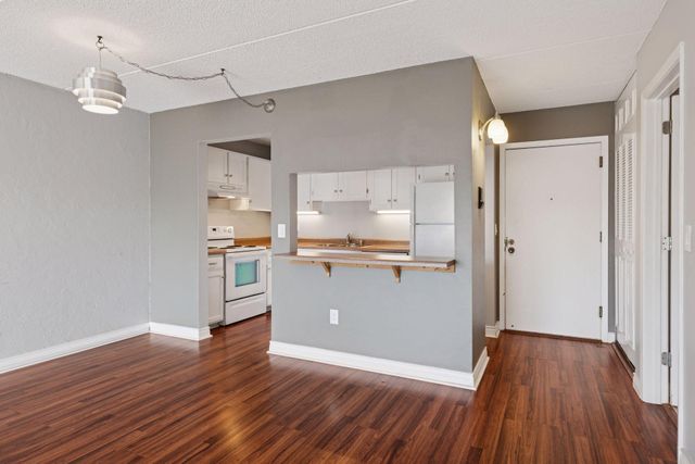 10501 Cedar Lake Road 414, Minnetonka, MN 55305