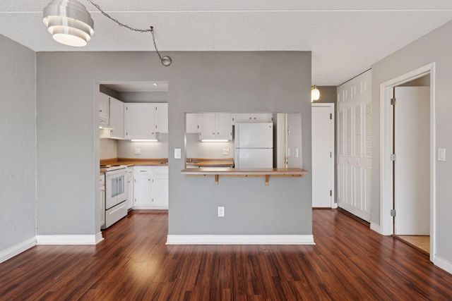 10501 Cedar Lake Road 414, Minnetonka, MN 55305