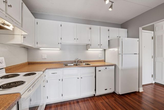 10501 Cedar Lake Road 414, Minnetonka, MN 55305