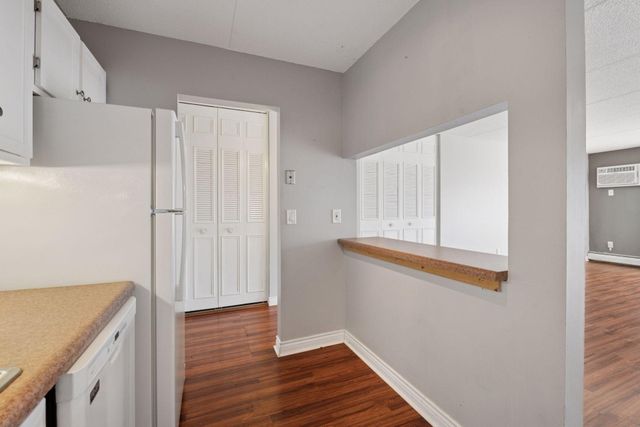 10501 Cedar Lake Road 414, Minnetonka, MN 55305