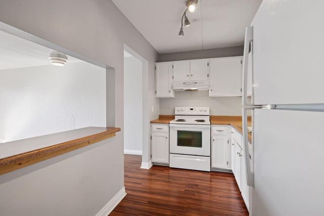 10501 Cedar Lake Road 414, Minnetonka, MN 55305