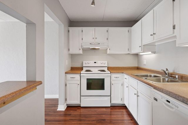 10501 Cedar Lake Road 414, Minnetonka, MN 55305