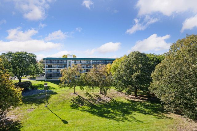 10501 Cedar Lake Road 414, Minnetonka, MN 55305