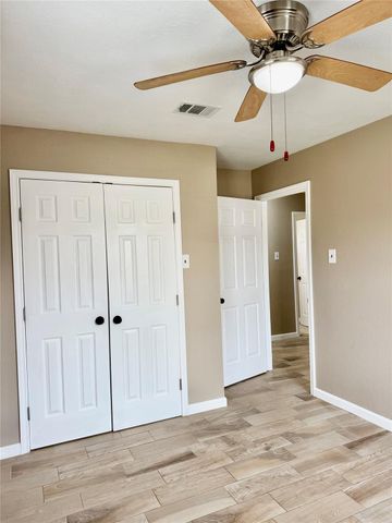 7225 Hummingbird Lane, Texas City, TX 77591