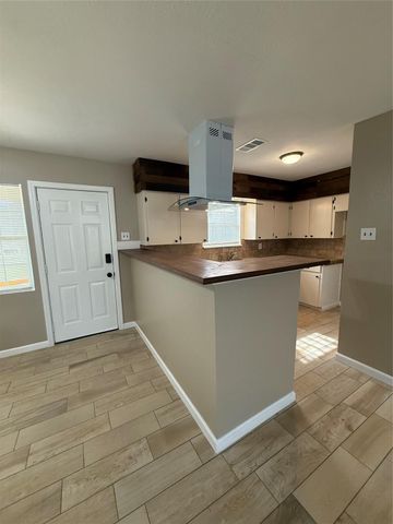 7225 Hummingbird Lane, Texas City, TX 77591