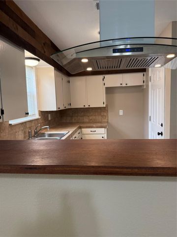 7225 Hummingbird Lane, Texas City, TX 77591