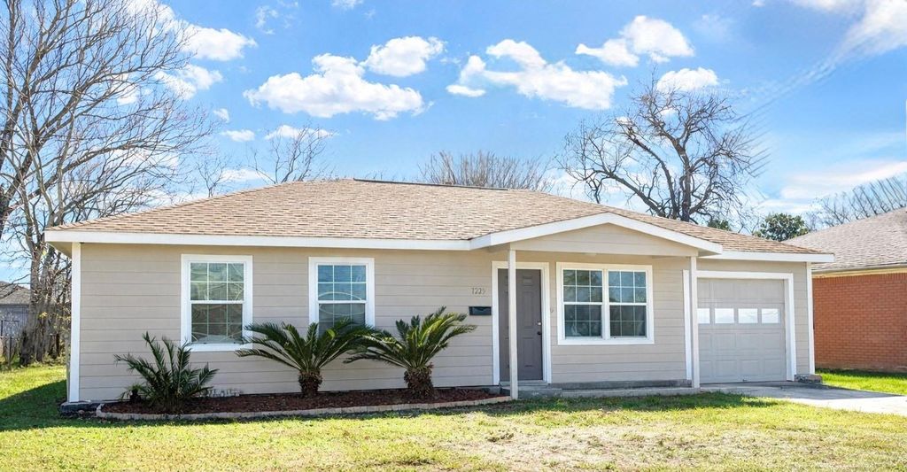 7225 Hummingbird Lane, Texas City, TX 77591