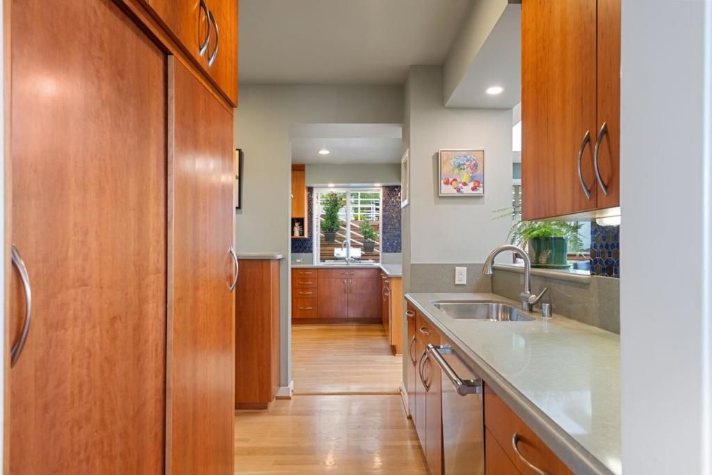 Image 14 of property listing at 1325 Marlborough Road, Hillsborough, CA 94010