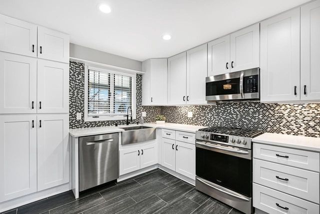 10121 N Lee COURT, Mequon, WI 53092