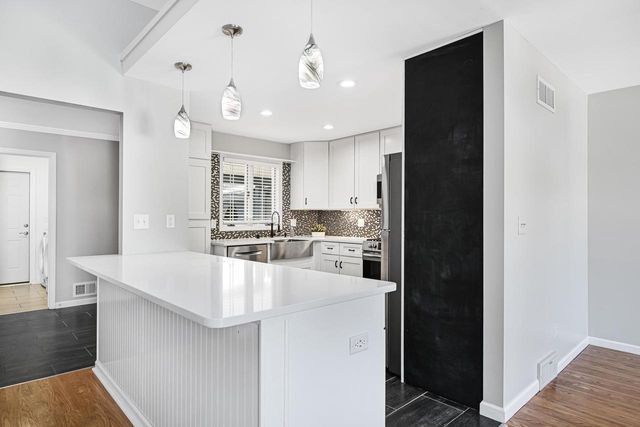 10121 N Lee COURT, Mequon, WI 53092