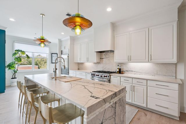 245 Seven Farms Drive Apt 330, Charleston, SC 29492