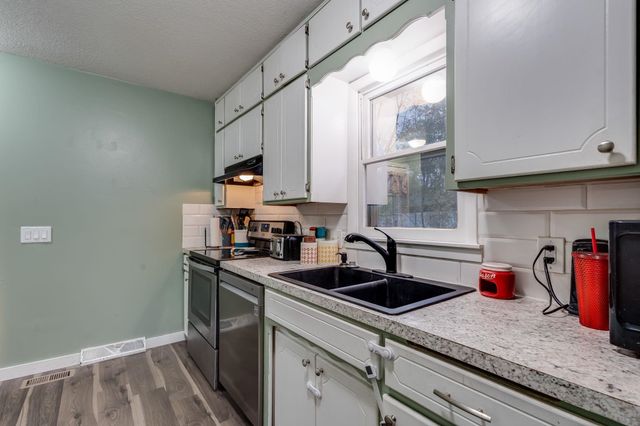 2409 W Wildwood Ln, Wichita, KS 67217