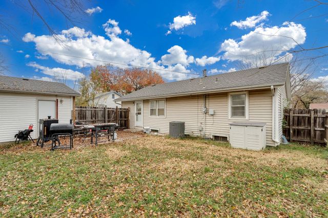 2409 W Wildwood Ln, Wichita, KS 67217