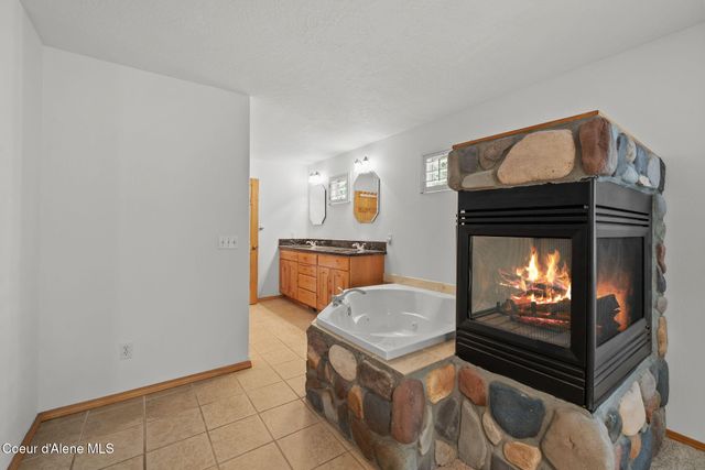 18407 W Rice Ave, Hauser, ID 83854