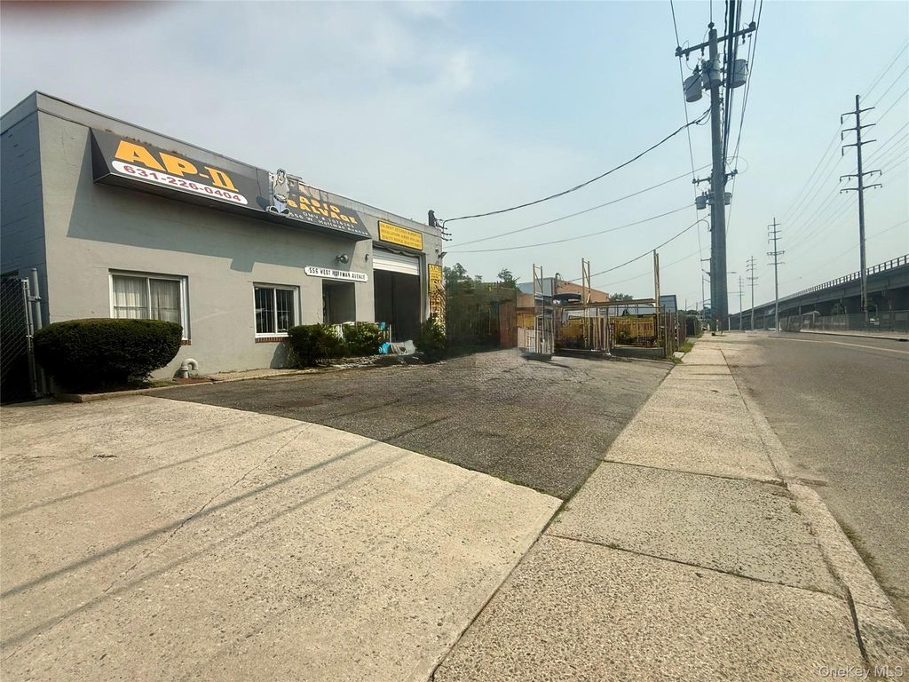 556 W Hoffman Avenue, Lindenhurst, NY 11757 — exterior
