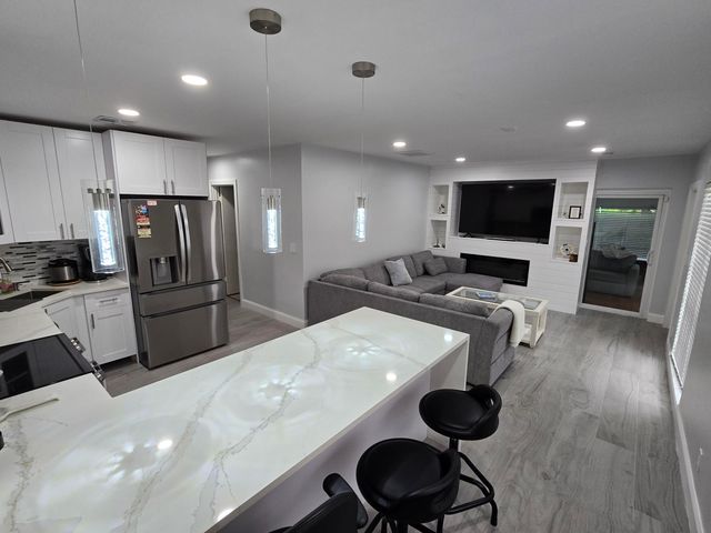 887 W Duval Street, Lantana, FL 33462