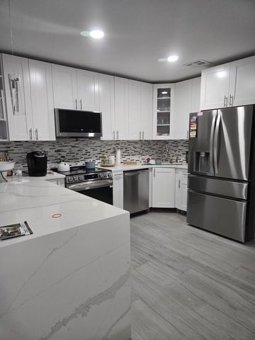 887 W Duval Street, Lantana, FL 33462