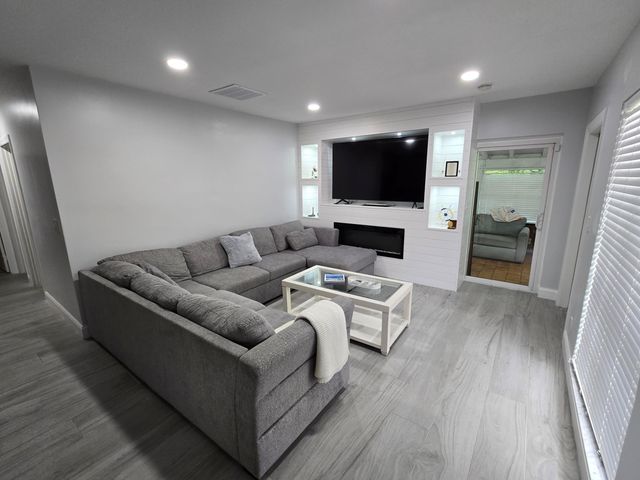 887 W Duval Street, Lantana, FL 33462