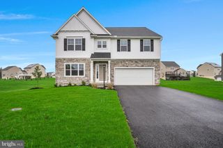 211 FORGEDALE DR, Carlisle, PA 17015