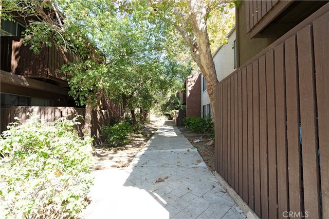 18350 Hatteras 206, Tarzana, CA 91356