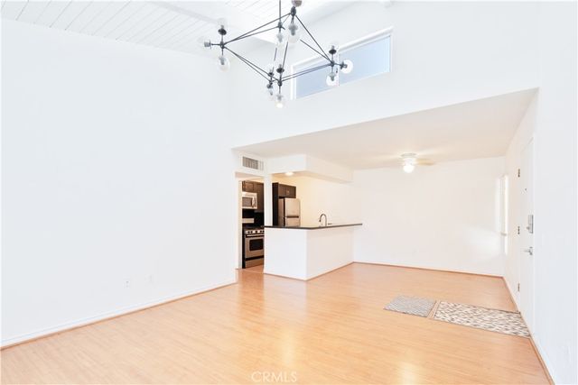18350 Hatteras 206, Tarzana, CA 91356