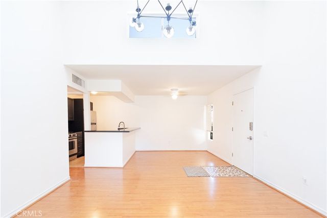 18350 Hatteras 206, Tarzana, CA 91356