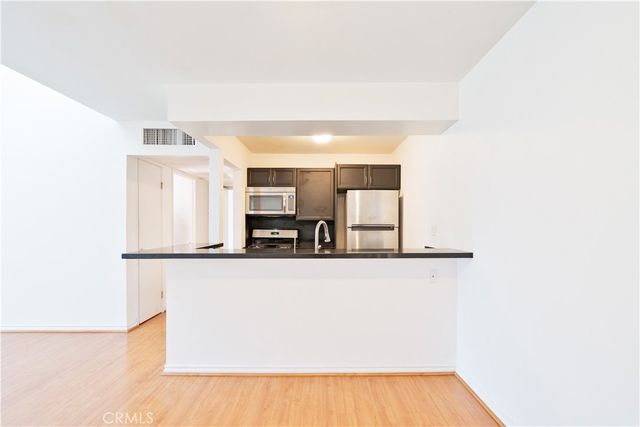 18350 Hatteras 206, Tarzana, CA 91356