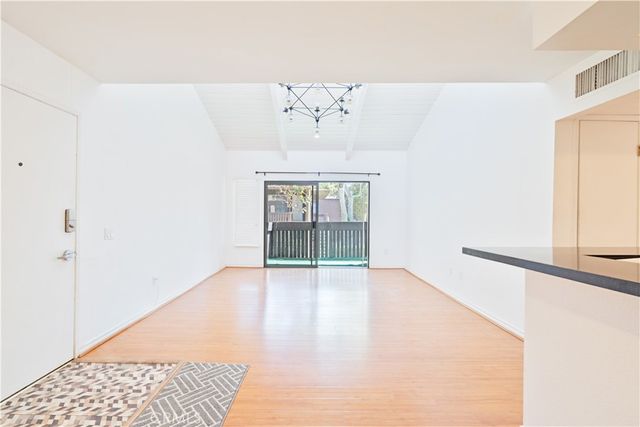 18350 Hatteras 206, Tarzana, CA 91356