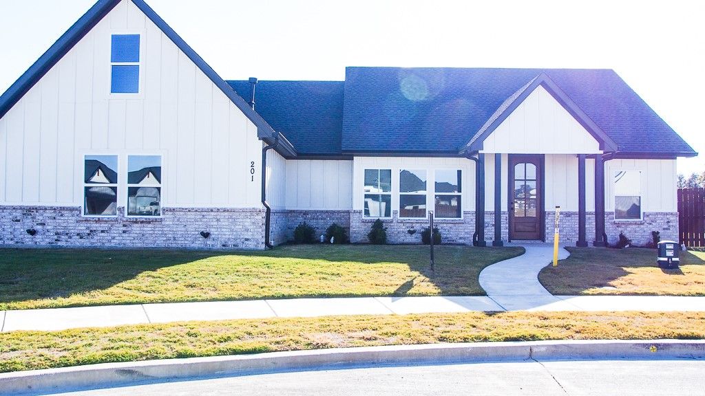 201 Bluff Court, Godley, TX 76044
