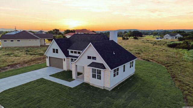 499 Wood View Cir, Bandera, TX 78003
