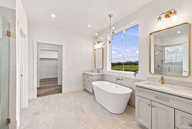 499 Wood View Cir, Bandera, TX 78003