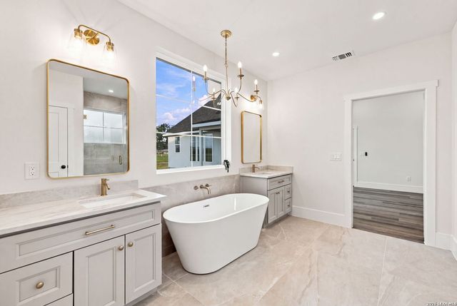 499 Wood View Cir, Bandera, TX 78003