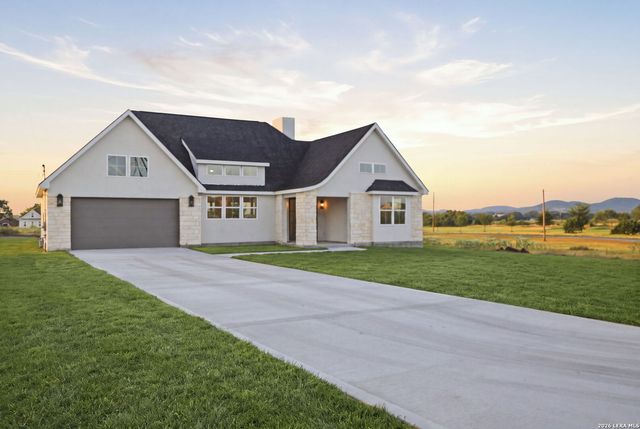 499 Wood View Cir, Bandera, TX 78003