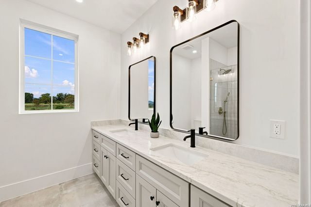 499 Wood View Cir, Bandera, TX 78003