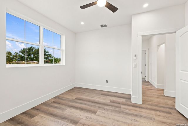 499 Wood View Cir, Bandera, TX 78003