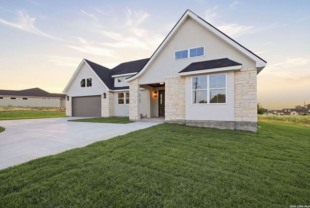 499 Wood View Cir, Bandera, TX 78003
