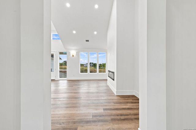 499 Wood View Cir, Bandera, TX 78003