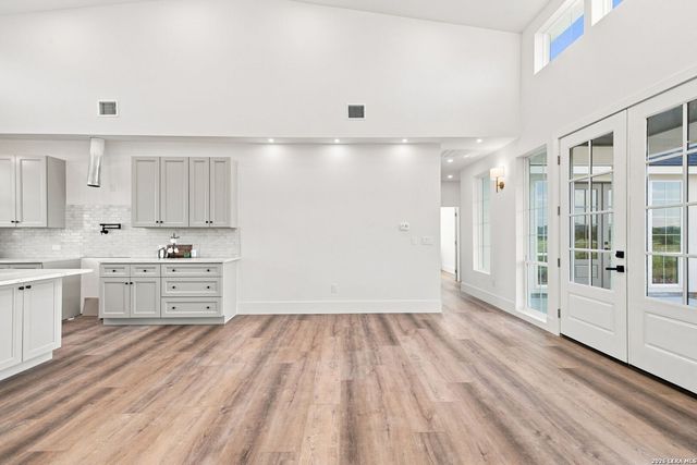 499 Wood View Cir, Bandera, TX 78003