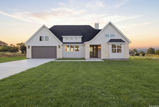 499 Wood View Cir, Bandera, TX 78003