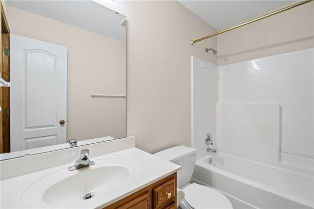 1802 Meadowlark Court, Raymore, MO 64083