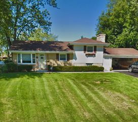 7802 Warwick Avenue, Darien, IL 60561