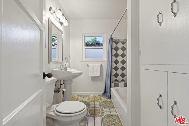6820 Texhoma Avenue, Los Angeles, CA 91406