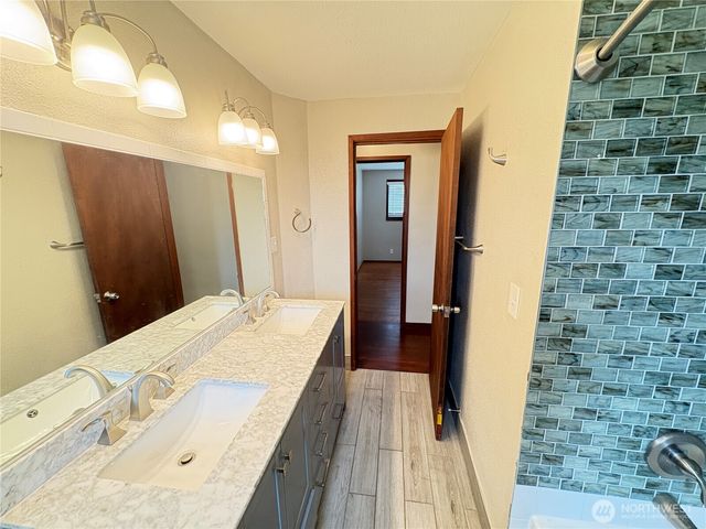 1828 Gossard Street, Enumclaw, WA 98022