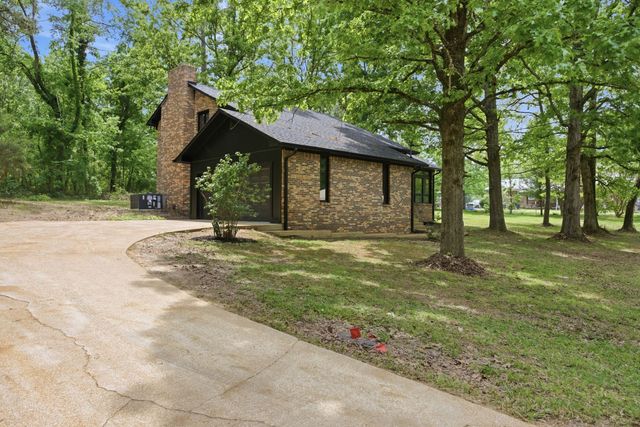 102 Parkwood Ln, Hohenwald, TN 38462
