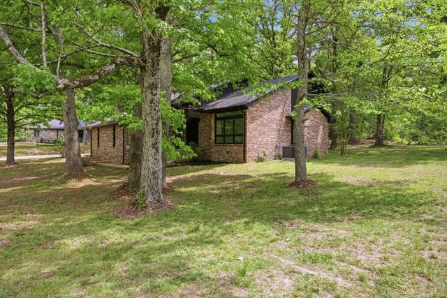102 Parkwood Ln, Hohenwald, TN 38462