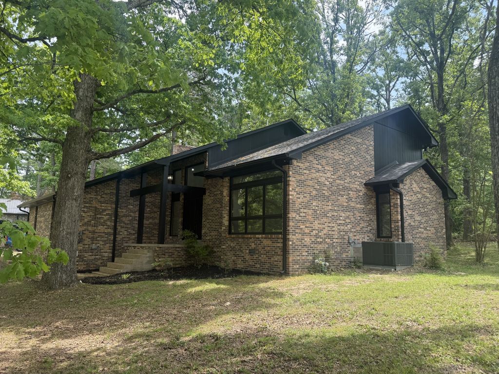 102 Parkwood Ln, Hohenwald, TN 38462