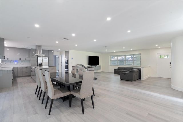 7521 SW 1st Street, Plantation, FL 33317