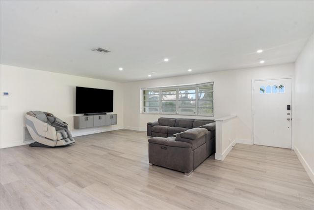 7521 SW 1st Street, Plantation, FL 33317