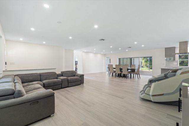 7521 SW 1st Street, Plantation, FL 33317