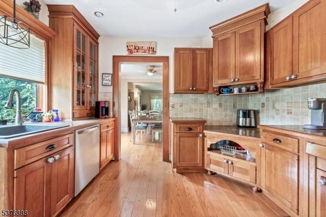 72 Hillcrest Road, Watchung Boro, NJ 07069